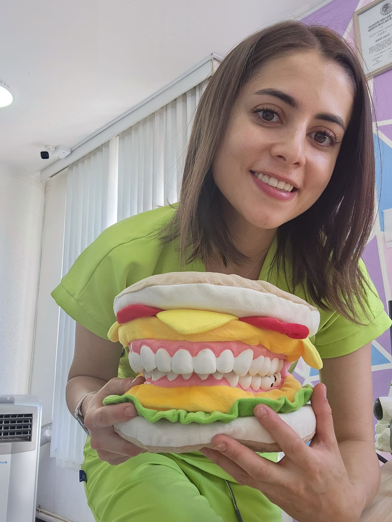 Dra. Monserrat Moreno con un modelo educativo dental